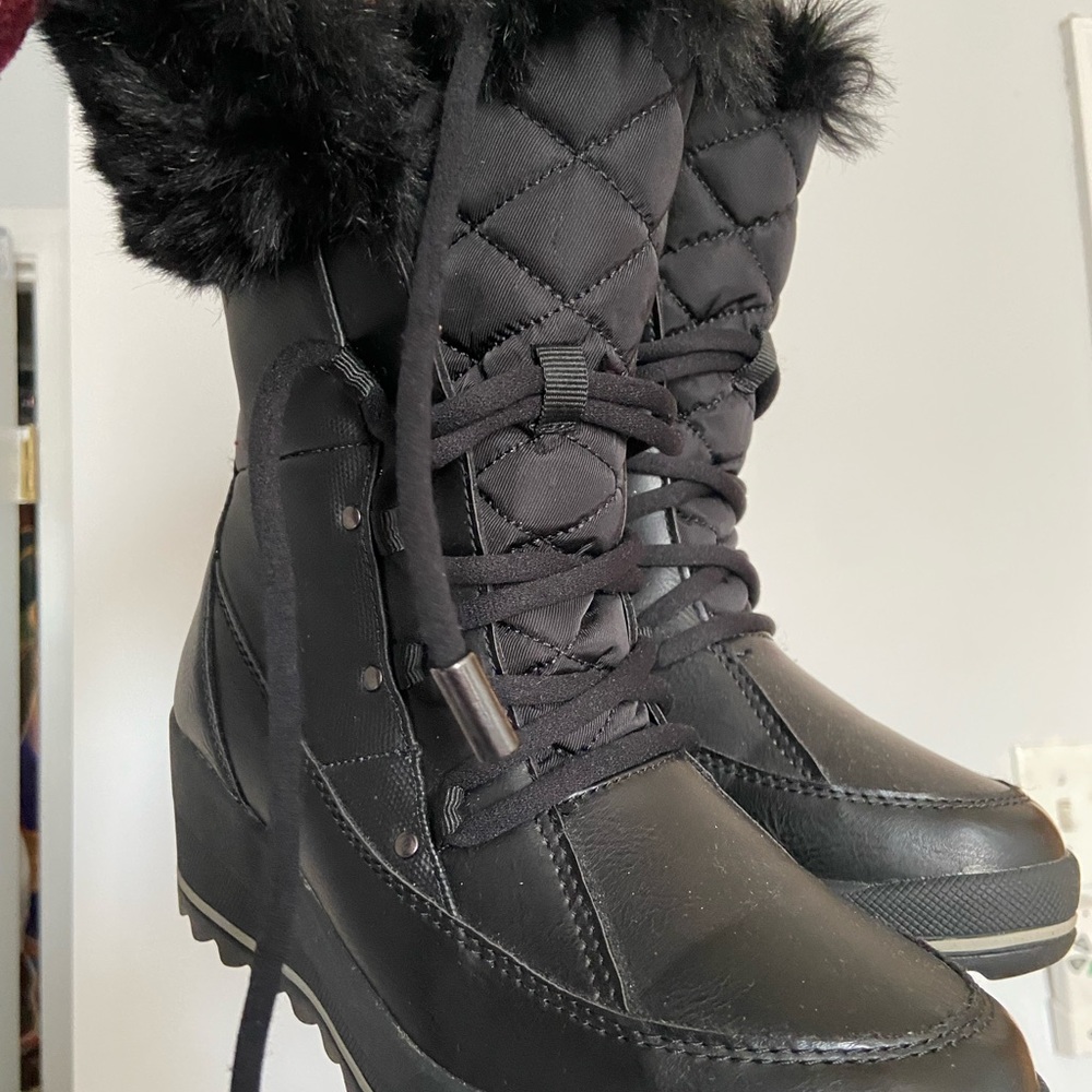 Black snow boot